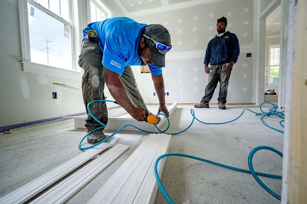 Vakmensen aan het werk in een woning tijdens een verbouwing