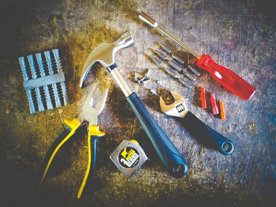 Hamer, tangen en ander handgereedschap op een werkbank