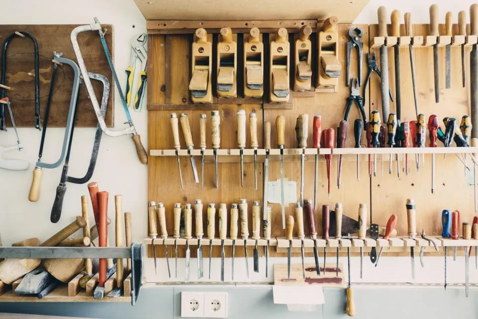 Wand met handgereedschap in een werkplaats