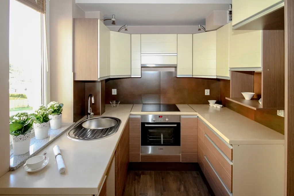 Keuken in L-opstelling met houten fronten en inbouwapparatuur
