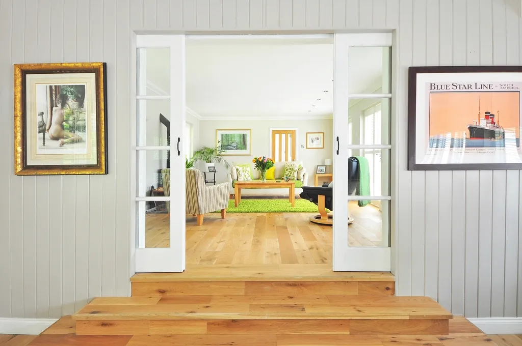 Openslaande binnendeuren met glas naar een lichte woonkamer